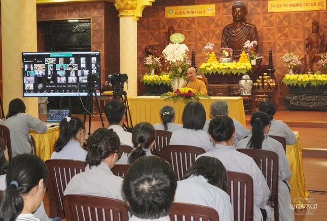 Đại đức Thích Trí Huệ hướng dẫn bài học đầu tiên