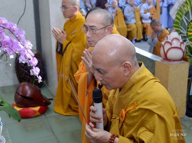 Chư tôn đức môn phái tổ đình Vĩnh Nghiêm thực hiện khóa lễ tại Tháp Tổ