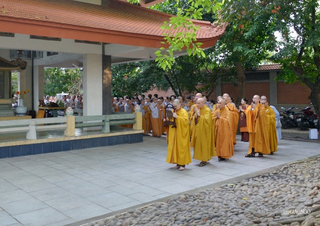 Khóa lễ nhiễu tháp Tổ