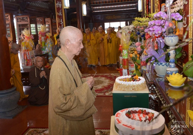 Đức Pháp chủ GHPGVN - Trưởng lão Hòa thượng Thích Trí Quảng quang lâm thắp hương cầu nguyện