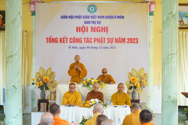 Thượng tọa Thích Bình Tâm, Phó Thường trực Ban Trị sự GHPGVN TP.Cần Thơ phát biểu tại lễ tổng kết Phật sự Q.Ô Môn
