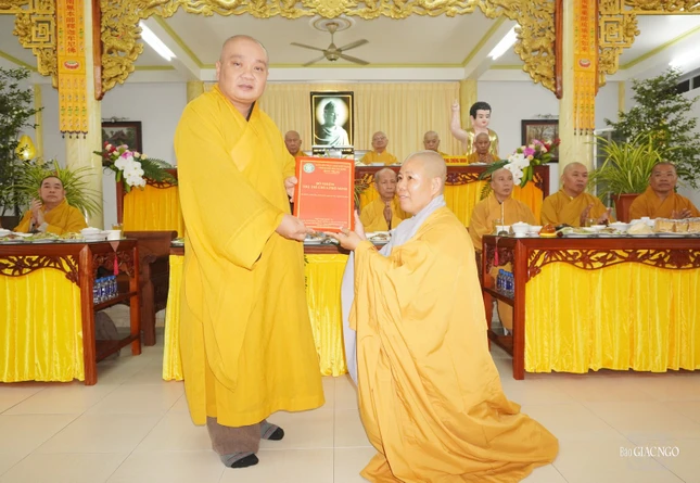 Thượng tọa Thích Trung Nguyện trao quyết định bổ nhiệm trụ trì đến Sư cô Thích nữ Diệu Thanh