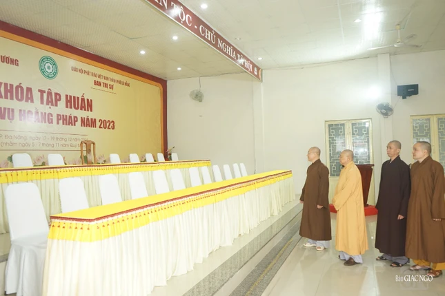 Hòa thượng Thích Từ Nghiêm, Trưởng ban Trị sự GHPGVN TP.Đà Nẵng kiểm tra công tác thiết trí tại hội trường