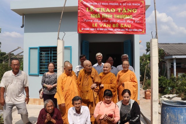 Bàn giao nhà tình thương đến gia đình ông Lê Văn Bé Sáu tại H.Long Hồ