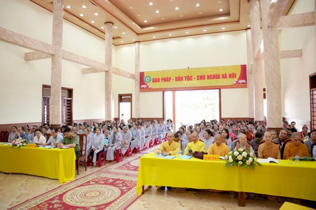 Đại diện Tăng Ni, chính quyền và Phật tử tham dự