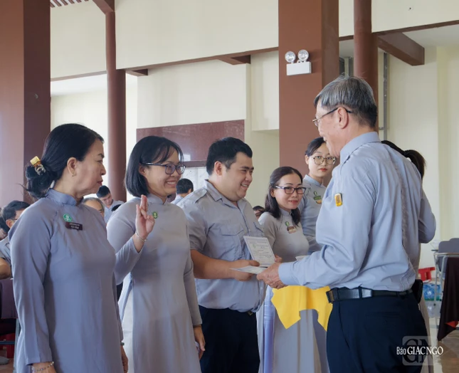 Trao chứng chỉ trúng cách bậc Trì Trao chứng chỉ trúng cách bậc Trì