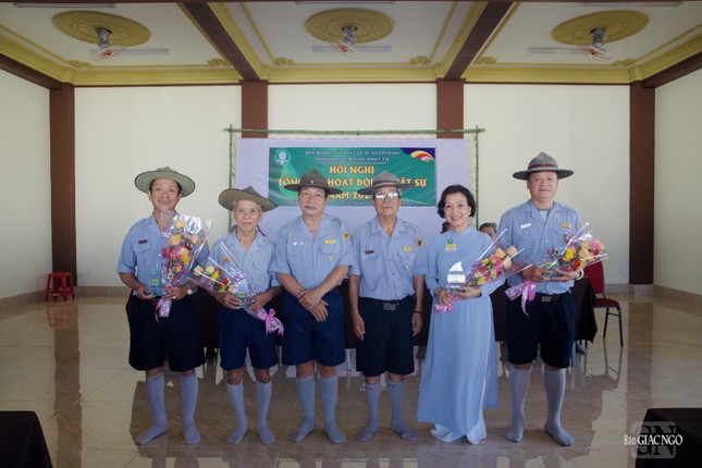 Phân ban Gia đình Phật tử TP.HCM tặng quà chúc mừng đến các huynh trưởng vừa thọ cấp Tấn