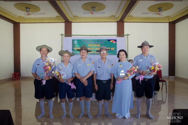 Phân ban Gia đình Phật tử TP.HCM tặng quà chúc mừng đến các huynh trưởng vừa thọ cấp Tấn Phân ban Gia đình Phật tử TP.HCM tặng quà chúc mừng đến các huynh trưởng vừa thọ cấp Tấn