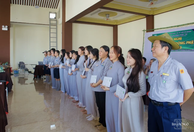 Trao chứng chỉ trúng cách đến trại sinh Lộc Uyển Trao chứng chỉ trúng cách đến trại sinh Lộc Uyển