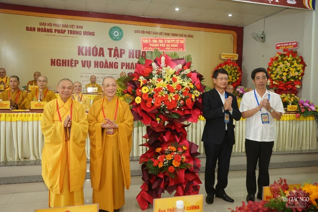 Lẵng hoa chúc mừng của chính quyền TP.Đà Nẵng