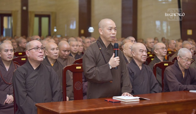 Thượng tọa Thích Quang Thạnh, Phó ban kiêm Trưởng ban Giáo dục Phật giáo TP.HCM đặt câu hỏi tại buổi thuyết trình của Hòa thượng Thích Huệ Thông