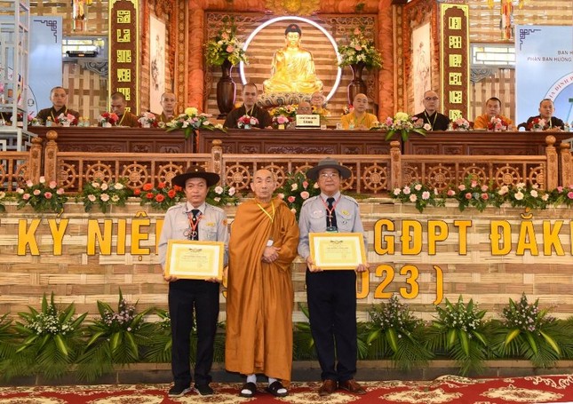 Hòa thượng Thích Giác Tiến trao bằng ghi nhận công đức