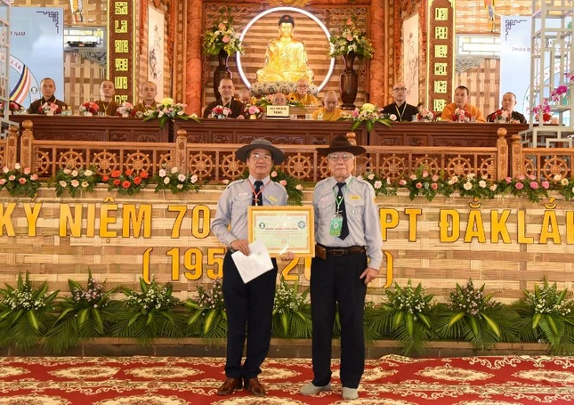 Huynh trưởng Tâm Giới trao tuyên dương tinh tấn đến Phân ban Gia đình Phật tử tỉnh do Huynh trưởng Nguyên Thơ đón nhận