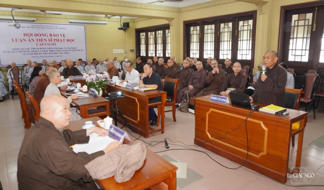 Nghiên cứu sinh trình bày kết quả nghiên cứu Nghiên cứu sinh trình bày kết quả nghiên cứu