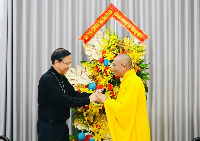 Ban Trị sự GHPGVN tỉnh Bình Thuận chúc mừng Giáng sinh đến Giám mục Giáo phận Phan Thiết Ban Trị sự GHPGVN tỉnh Bình Thuận chúc mừng Giáng sinh đến Giám mục Giáo phận Phan Thiết