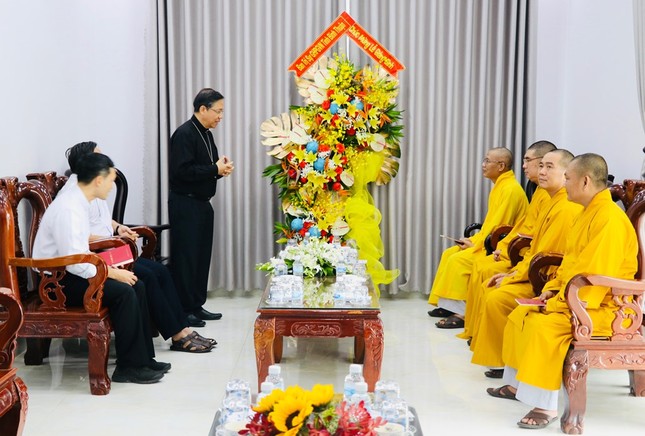 Giám mục Giuse Đỗ Mạnh Hùng cảm ơn đoàn Ban Trị sự GHPGVN tỉnh Bình Thuận đến chúc mừng Giáng sinh