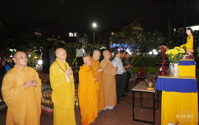 Chư tôn đức dâng hương tưởng niệm