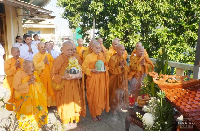 ... nhập bảo tháp