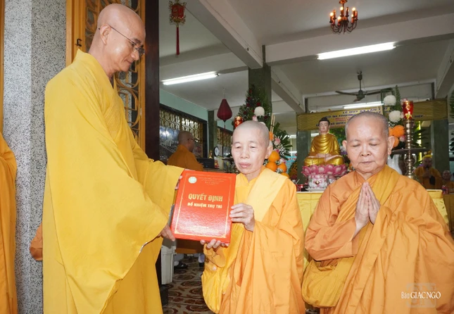 Thượng tọa Thích Thiện Quý trao quyết định bổ nhiệm trụ trì tịnh xá Ngọc Diệp đến Ni sư Thích nữ Trúc Liên