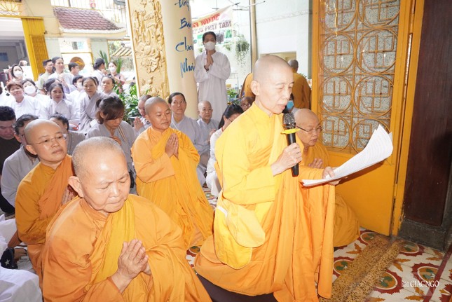 Ni sư Thích nữ Trúc Liên, tân trụ trì tịnh xá Ngọc Diệp dâng lời tác bạch Ni sư Thích nữ Trúc Liên, tân trụ trì tịnh xá Ngọc Diệp dâng lời tác bạch