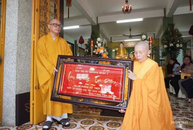 Đại đức Thích Thiện Châu, Phó Thường trực Ban Trị sự GHPGVN Q.3 tặng quà chúc mừng đến Ni sư tân trụ trì Đại đức Thích Thiện Châu, Phó Thường trực Ban Trị sự GHPGVN Q.3 tặng quà chúc mừng đến Ni sư tân trụ trì