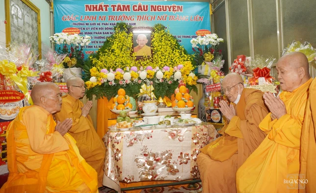 Ni giới hệ phái Khất sĩ nhất tâm tưởng niệm cố Ni trưởng