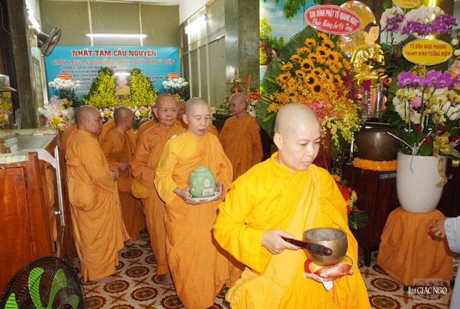 Cung rước linh cốt cố Ni trưởng Thích nữ Tràng Liên... Cung rước linh cốt cố Ni trưởng Thích nữ Tràng Liên...