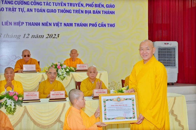 Thượng tọa Thích Bình Tâm trao quyết định bổ nhiệm trụ trì tịnh xá Ngọc Viên cho Ni sư Thích nữ Bình Liên