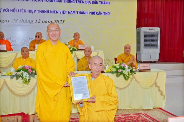 Trao công văn thành lập điểm sinh hoạt tôn giáo tập trung Đạo tràng Bạch Liên đến Đại đức Thích Phước