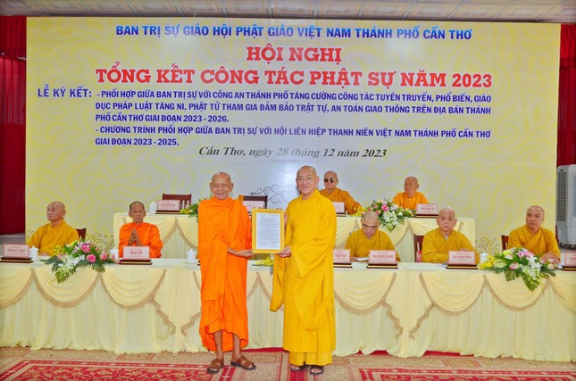 Hoà thượng Đào Như, Phó chủ tịch Hội đồng Trị sự, Trưởng Ban Trị sự GHPGVN TP.Cần Thơ trao quyết định thành lập Ban Quản trị tổ đình Long Quang đến Thượng tọa Thích Bình Tâm, Trưởng Ban Quản trị tổ đình đón nhận