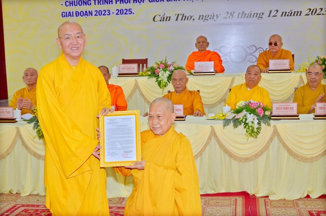 Thượng toạ Thích Bình Tâm trao công văn thành lập điểm sinh hoạt tôn giáo tập trung Đạo tràng Ngọc Thanh và phân công Ni sư Thích nữ Thanh Liên phụ trách sinh hoạt tại Đạo tràng