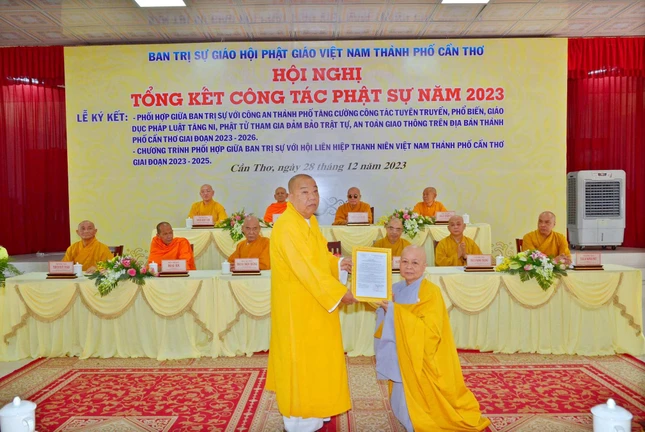 Hoà thượng Thích Thiện Huệ, ủy viên Hội đồng Trị sự, Phó Trưởng ban Trị sự kiêm Trưởng ban Tăng sự GHPGVN TP.Cần Thơ trao quyết định chuyển đổi danh xưng từ tịnh thất Quan Âm thành chùa Quan Âm cho Ni sư Thích nữ Như Nguyên, trụ trì chùa đón nhận