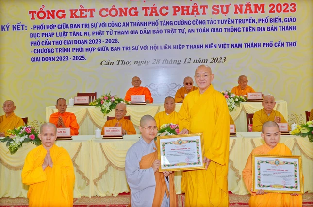 Thượng toạ Thích Bình Tâm trao quyết định bổ nhiệm trụ trì tu viện Dược Sư cho Sư cô Thích nữ Lệ Phước