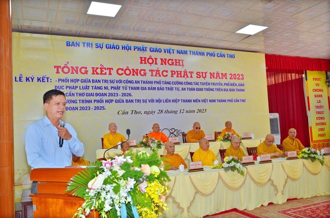 Ông Nguyễn Thanh Kiệt, Trưởng ban Tôn giáo thuộc Sở Nội vụ TP.Cần Thơ chúc mừng