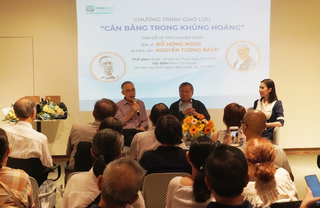 Nhà văn Nguyễn Tường Bách chia sẻ tại buổi giao lưu