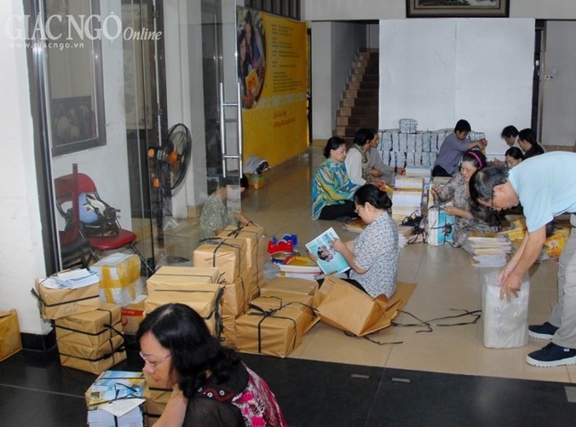 Nhân viên phát hành và các cộng tác viên đóng gói theo địa chỉ đại lý