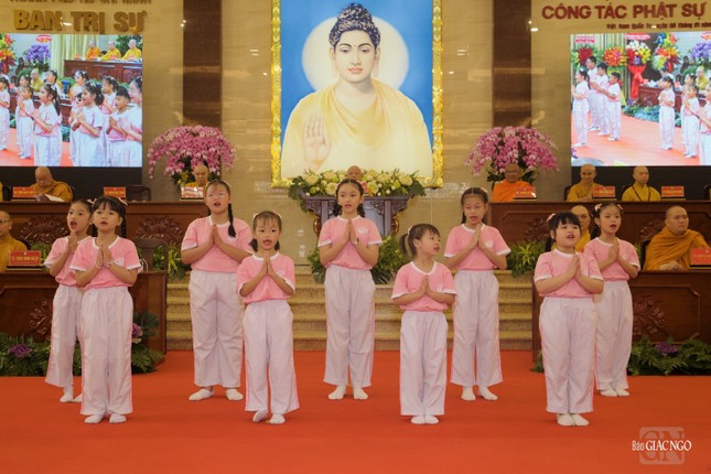 Các em nhỏ Phân ban Phật tử dân tộc biểu diễn văn nghệ chào mừng Các em nhỏ Phân ban Phật tử dân tộc biểu diễn văn nghệ chào mừng