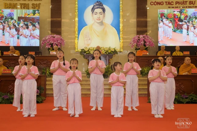 Các em nhỏ Phân ban Phật tử dân tộc biểu diễn văn nghệ chào mừng