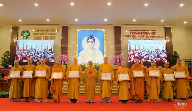 Thượng tọa Thích Thiện Quý, Phó ban kiêm Chánh Thư ký Ban Trị sự GHPGVN TP.HCM trao Bằng công đức đến các cá nhân thuộc Ban Hướng dẫn Phật tử TP.HCM Thượng tọa Thích Thiện Quý, Phó ban kiêm Chánh Thư ký Ban Trị sự GHPGVN TP.HCM trao Bằng công đức đến các cá nhân thuộc Ban Hướng dẫn Phật tử TP.HCM