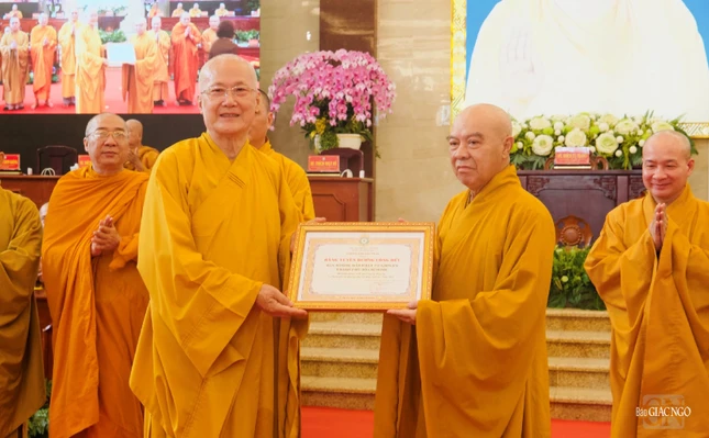 Hòa thượng Thích Nhựt Hỷ đại diện Ban Trị sự GHPGVN TP.HCM trao Bằng tuyên dương công đức đến tập thể Ban Hướng dẫn Phật tử TP.HCM