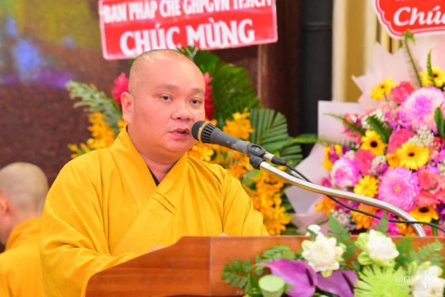 Thượng tọa Thích Trung Nguyện, Phó Thư ký kiêm Chánh Văn phòng Ban Trị sự GHPGVN TP.HCM công bố quyết định tặng Bằng tuyên dương công đức và Bằng công đức của Ban Trị sự GHPGVN TP.HCM đến Ban Hướng dẫn Phật tử TP.HCM