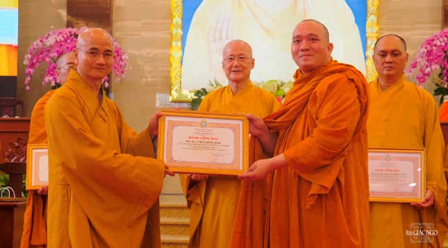 Đại đức Thích Minh Nghi, Phó ban phụ trách Phật tử hệ phái Khất sĩ nhận Bằng công đức từ Thượng tọa Thích Thiện Quý