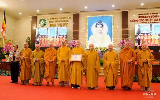 Hòa thượng Thích Nhựt Hỷ, Phó ban Trị sự kiêm Trưởng ban Hoằng pháp GHPGVN TP.HCM trao Bằng tuyên dương công đức của Ban Trị sự đến tập thể Ban Hướng dẫn Phật tử TP.HCM Hòa thượng Thích Nhựt Hỷ, Phó ban Trị sự kiêm Trưởng ban Hoằng pháp GHPGVN TP.HCM trao Bằng tuyên dương công đức của Ban Trị sự đến tập thể Ban Hướng dẫn Phật tử TP.HCM