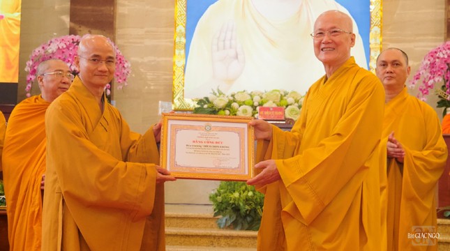 Thượng tọa Thích Thiện Quý trao Bằng công đức đến Hòa thượng Thích Chơn Không Thượng tọa Thích Thiện Quý trao Bằng công đức đến Hòa thượng Thích Chơn Không