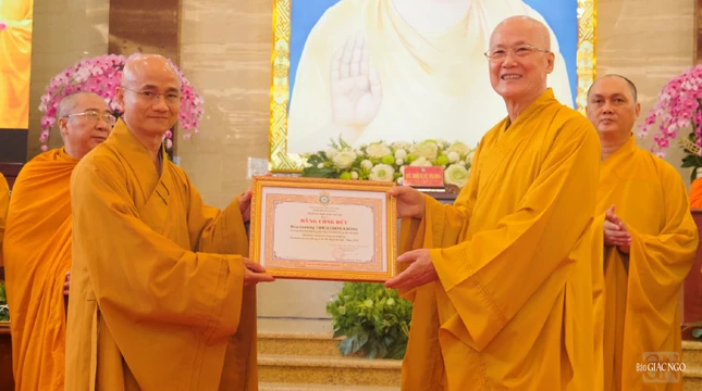 Thượng tọa Thích Thiện Quý trao Bằng công đức đến Hòa thượng Thích Chơn Không