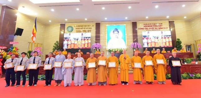 Các cá nhân và tập thể nhận Bằng công đức của Ban Hướng dẫn Phật tử TP.HCM