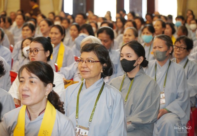 Chăm chú lắng nghe pháp thoại