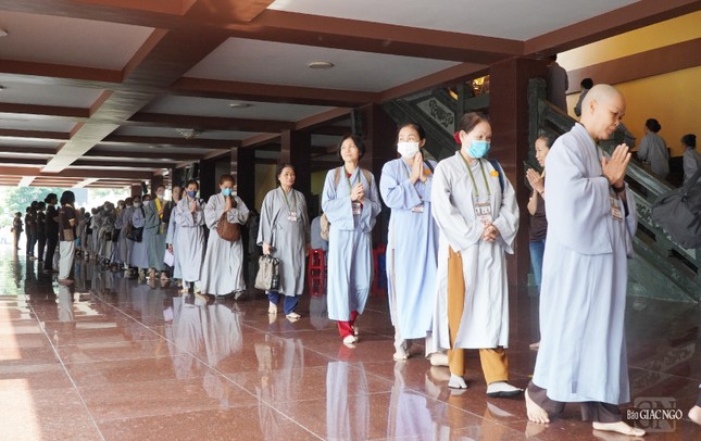 ... thực tập từng bước chân chánh niệm lên chánh điện