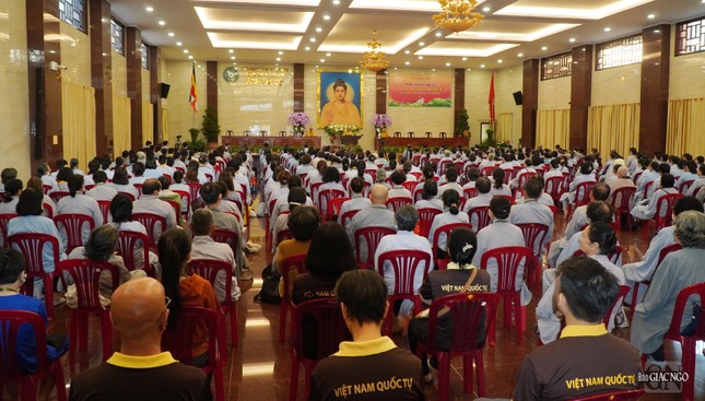Phật tử nghe pháp kín cả hội trường Việt Nam Quốc Tự