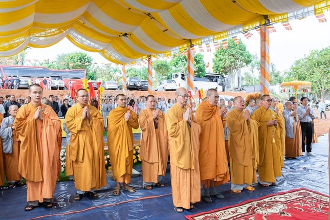 Chư Tăng Ni, đại diện chính quyền và Phật tử tham dự